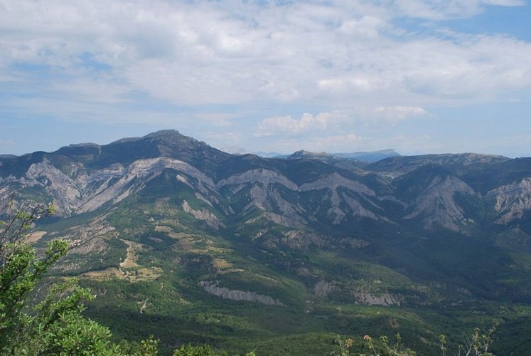 Vue sur la montagne d'Aujour