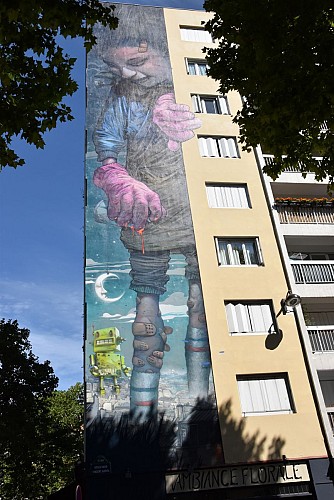 Jeune graffeuse avec sa bombe de peinture