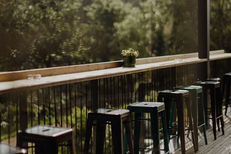 OT Hossegor - EL NIDO - el-nido-bar-restaurant-hossegor-terrasse-lisiere-mange-debout-vue-forêt