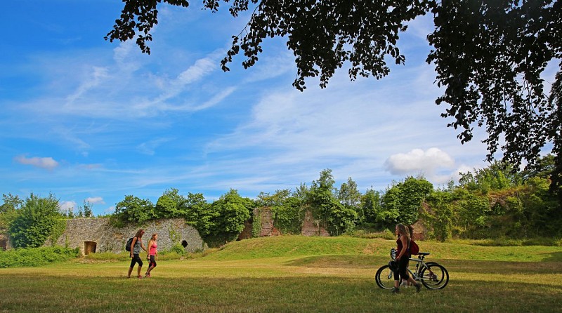 Passage dans les ruines du château