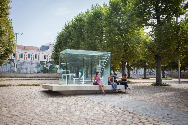 Installation in-situ, place d'armes - Gimme Shelter, Nathalie Talec