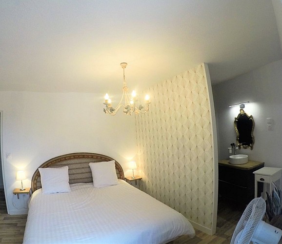 Chambre du haut blanche avec Sdb privative