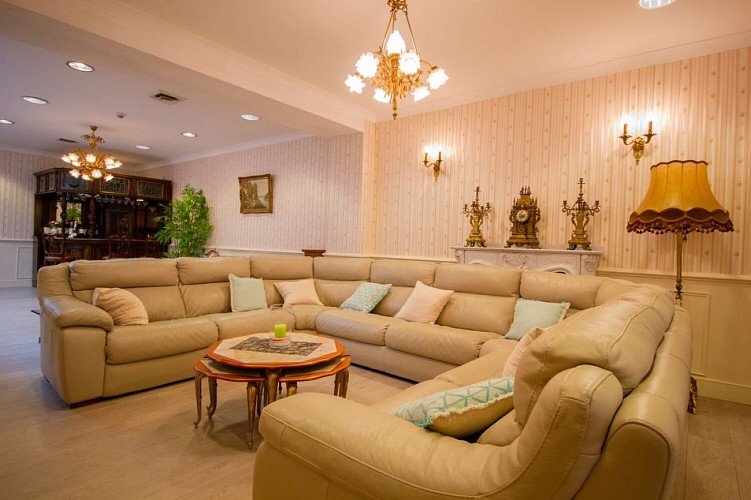 Les Bons Amis_Salon_07-2022