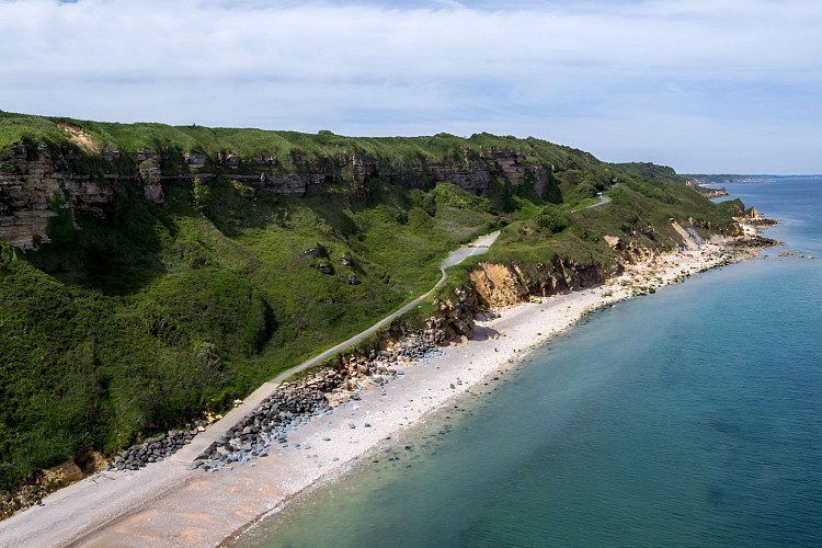 Les falaises du Bessin et la batterie de Longues-sur-Mer vues du ciel.