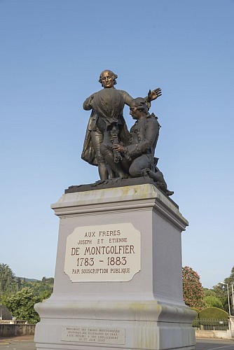 Brothers Montgolfier statue