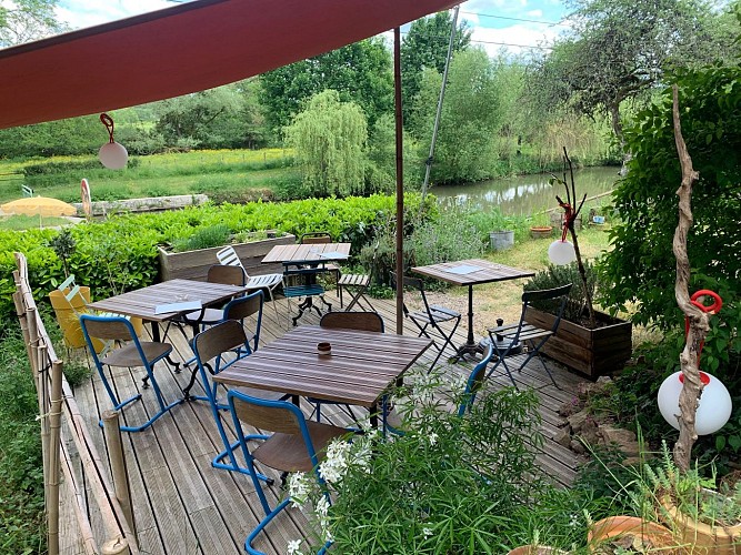 terrasse avec vue sur le canal