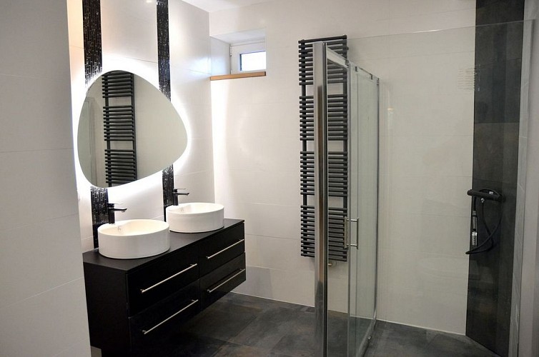 une des deux salles de bain