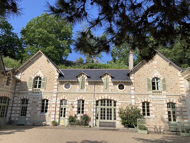 Gite Vue remarquable sur la Loire – Château de la Boussinière