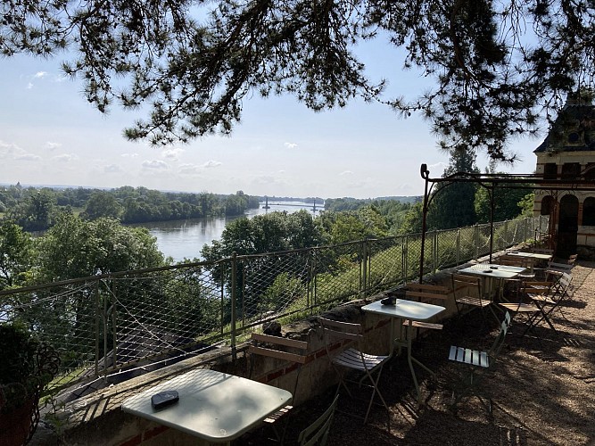 Gite Vue remarquable sur la Loire – Château de la Boussinière