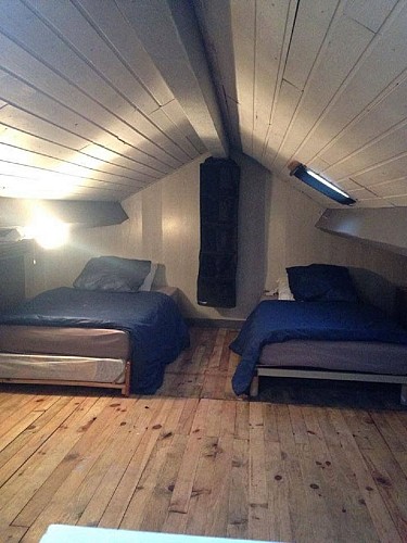 Chambre deux lits simples sous le toit
