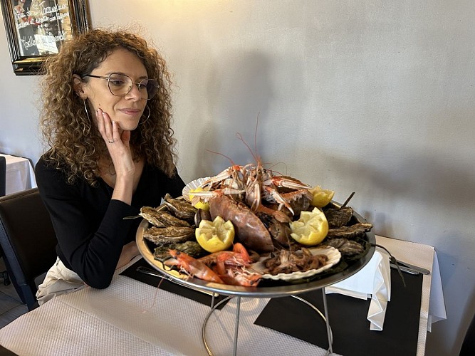 Ecume de Courseulles-plateau-de-fruit-de mer-à table
