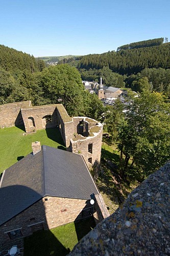 Burg reuland burgruine innenhof 02 c tourist info burg reuland