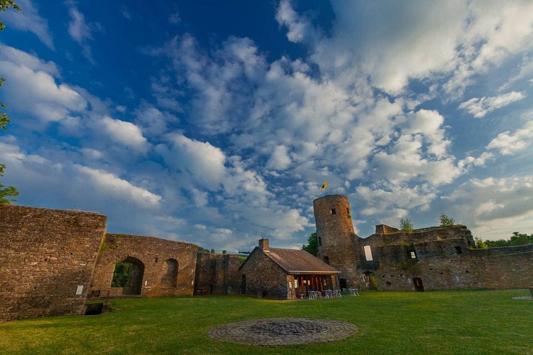 Burg reuland burgruine 15 c markus balkow ostbelgien.eu