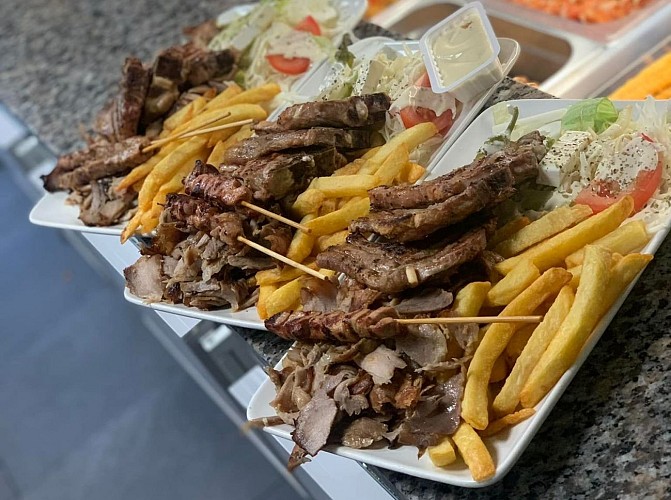 286183907_1225596541178843_84745242838394209_n