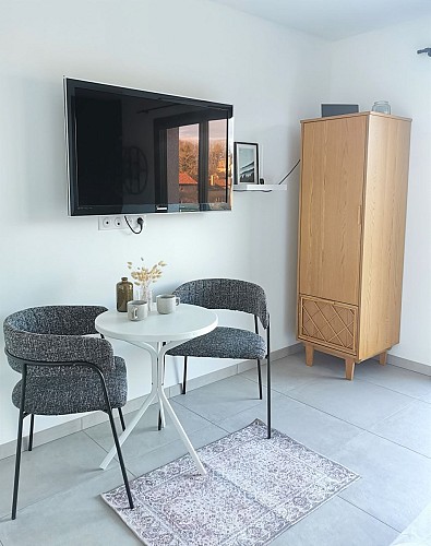 Espace repas et rangements chambre Solutré