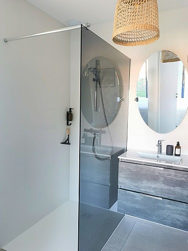 salle d'eau avec douche à l'italienne dans les deux chambres