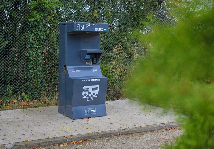 borne_flot_bleu_camping-car_Cadours_©Tourisme_Hauts_Tolosans (1) - Copie