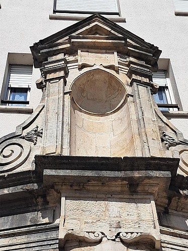 Niche vide au-dessus de la porte