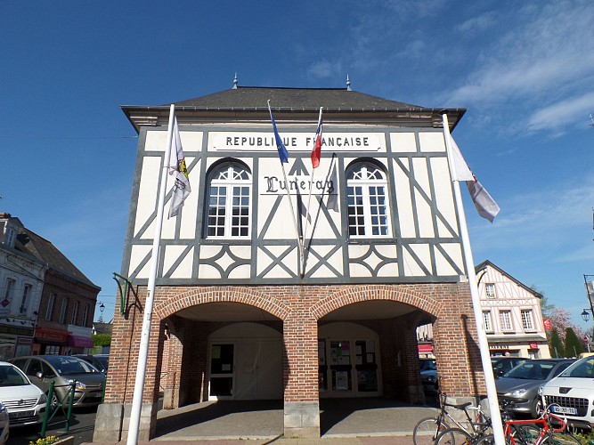 La Place du marché et son ancienne halle aux grains