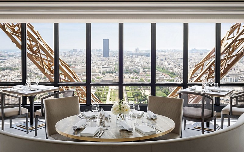 Exclusive Access Tickets to Eiffel Tower Before Opening with Michelin Star Breakfast