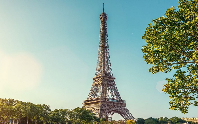 Exclusive Access Tickets to Eiffel Tower Before Opening with Michelin Star Breakfast