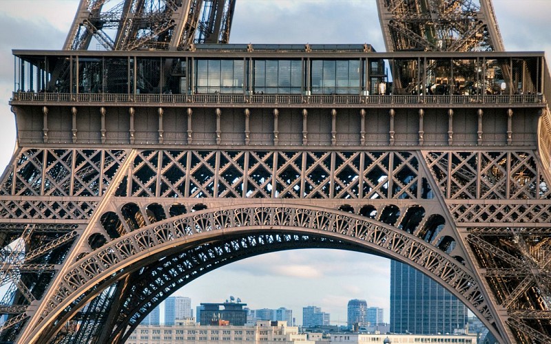 Exclusive Access Tickets to Eiffel Tower Before Opening with Michelin Star Breakfast