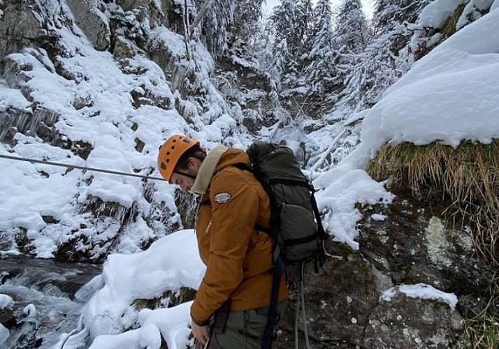 Traversée en tyrolienne dans les montagnes enneigées des Hautes-Pyrénées - à 1h de Lourdes