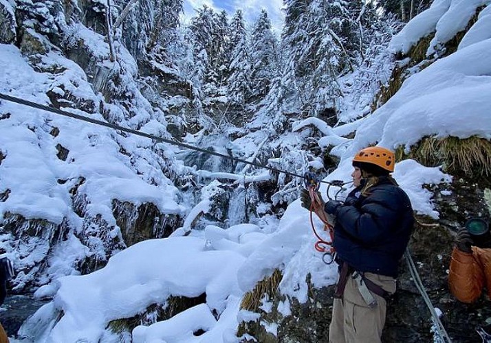 Traversée en tyrolienne dans les montagnes enneigées des Hautes-Pyrénées - à 1h de Lourdes