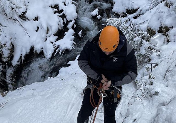 Traversée en tyrolienne dans les montagnes enneigées des Hautes-Pyrénées - à 1h de Lourdes