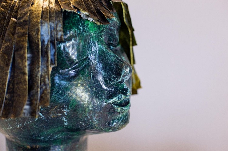 Tête en papier mâché