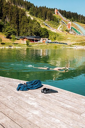 在普拉兹湖（Lac du Praz）游泳