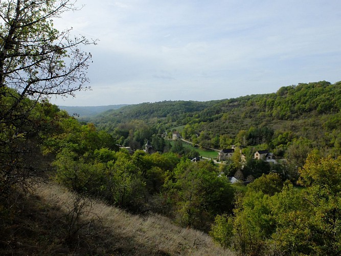 Vers la Côte Folle et le point de vue sur le village de La Rouquette