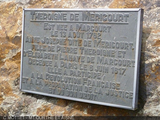 Mooi gedenkingsk van 1819 en gedenksteen opgedragen aan Théroigne de Méricourt