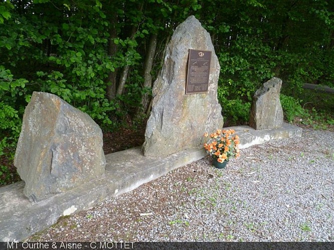 Monument dédié au 517th Parachute Infantry Regiment