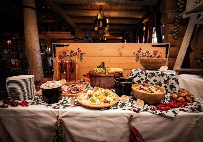 A traditional evening in Krakow: Dinner & Folk Show