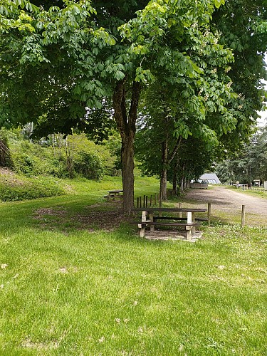 Aire de pique-nique de Saint Pierre de Maillé, aire face la Chapelle-min ©Saint-Pierre-de-Maillé (2)