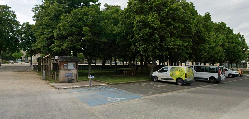Aire de pique-nique - Place de Lussac-les-Châteaux