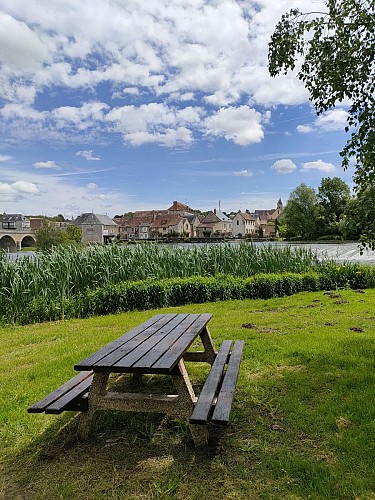 Aire de pique-nique de Saint Pierre de Maillé, aire face la Chapelle-min ©Saint-Pierre-de-Maillé (3)