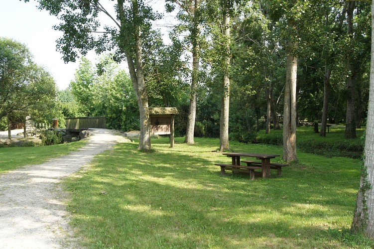 Aire de pique-nique d'Usson du Poitou ©Usson du Poitou (2)