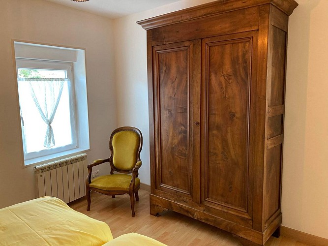 chambre 2 lits-armoire fermée