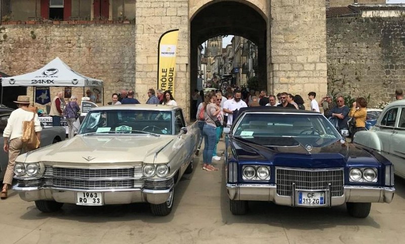 cadillac devant la porte de la mer