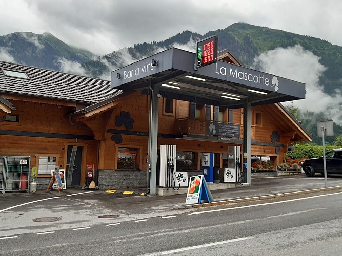 La Mascotte Café, Laden & Tankstelle