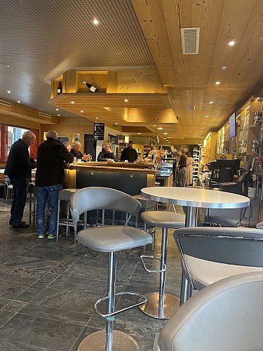 La Mascotte Café, Laden & Tankstelle
