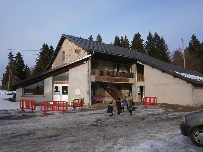 Cross country skiing, snowshoeing and sledding rental at Centre montagnard de Lachat