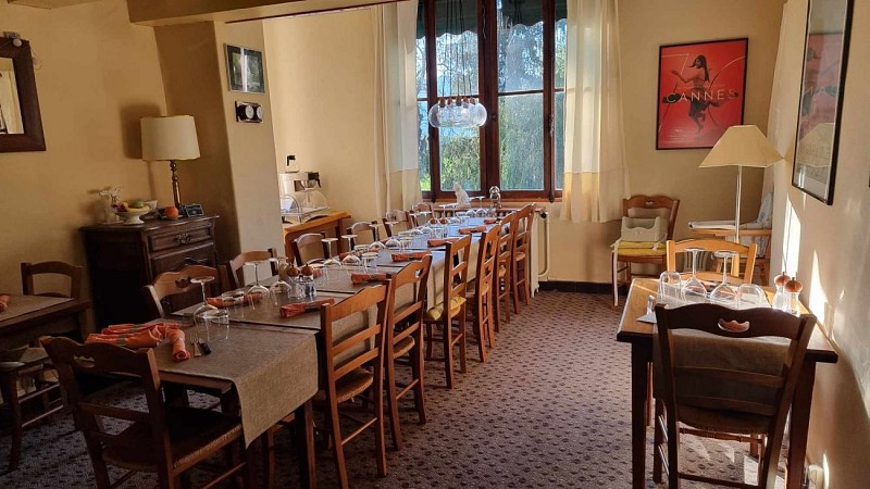 Hôtel-Restaurant Le Vieux Tilleul**