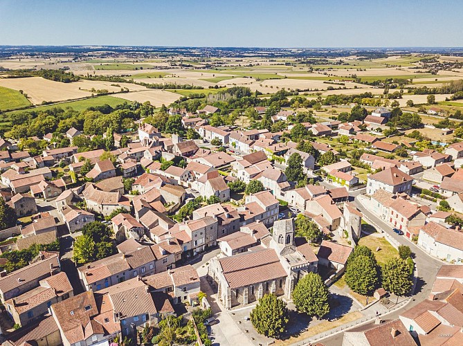 Charroux, la médiévale "Plus beaux villages de France"