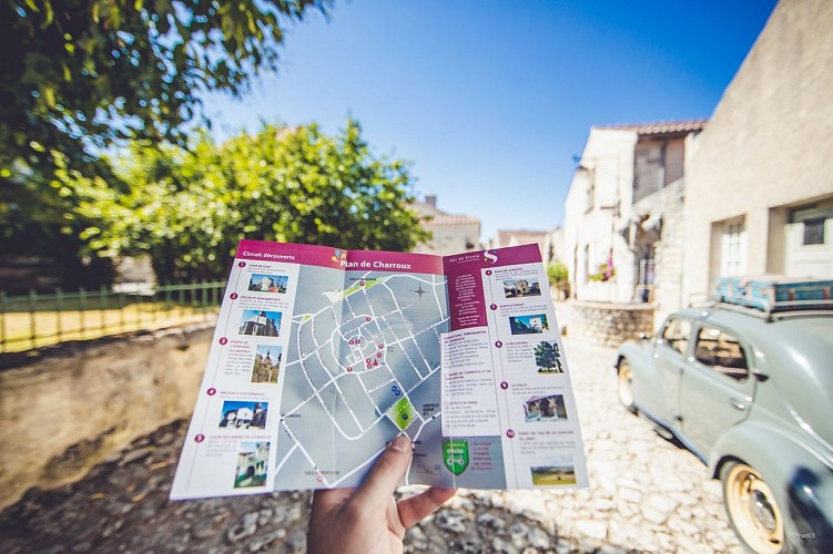 Charroux, la médiévale "Plus beaux villages de France"