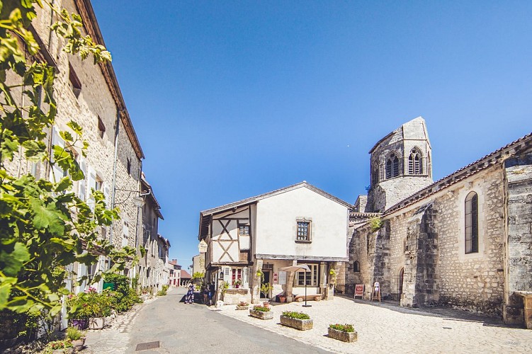 Charroux, la médiévale "Plus beaux villages de France"