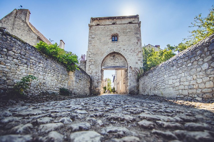 Charroux, la médiévale "Plus beaux villages de France"