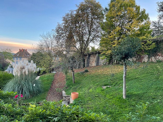 CH La Porte des Près Cluny - Vue de la chambre La tour
